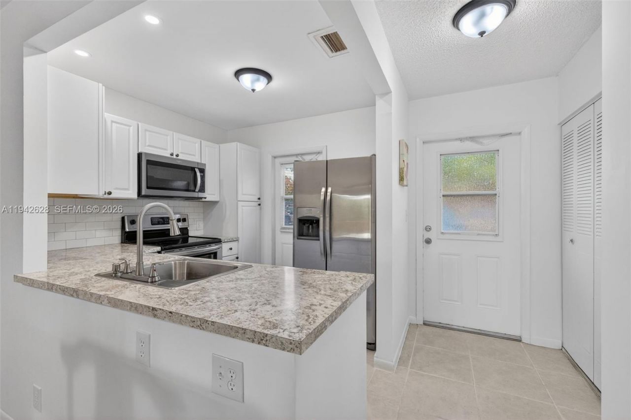 5000 NW 36th St , Unit 410, Lauderdale Lakes, FL 33319 Photo