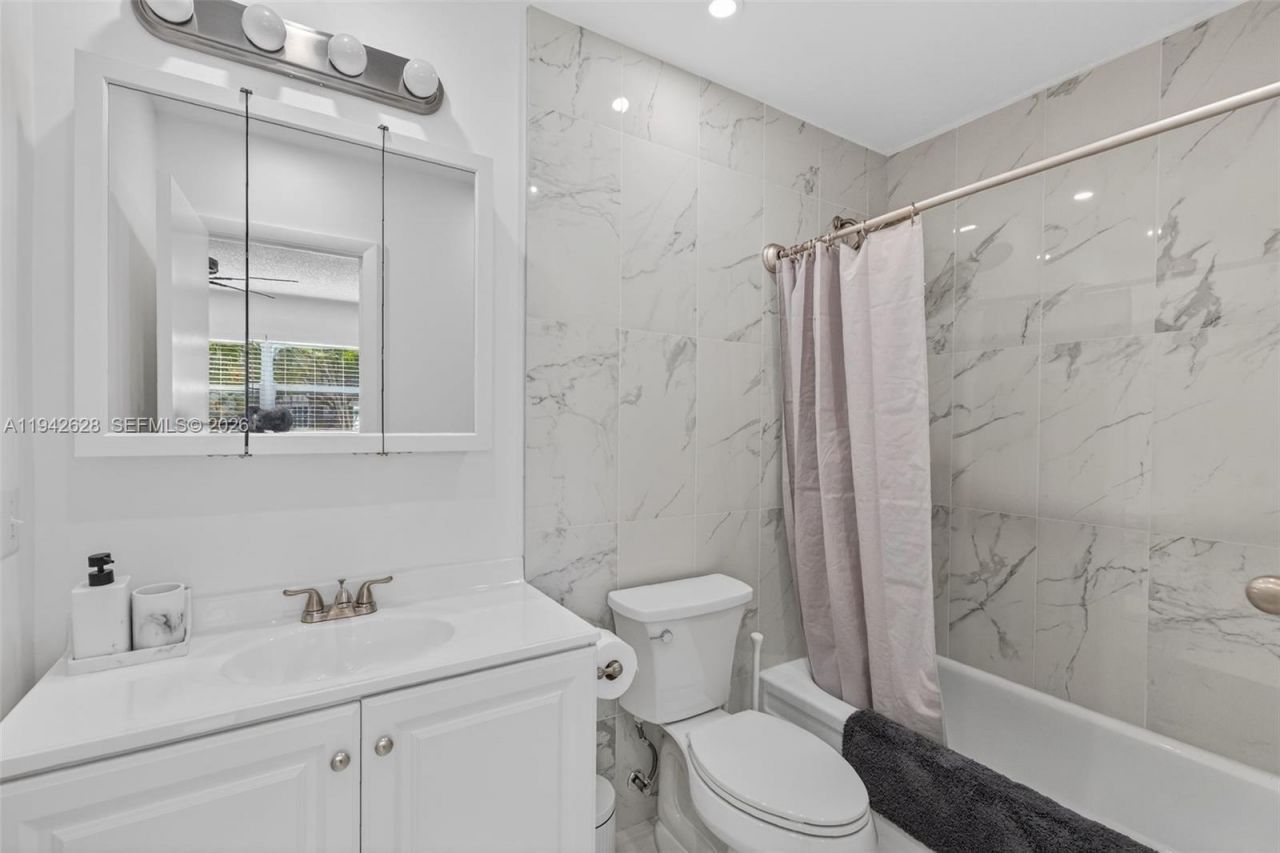 5000 NW 36th St , Unit 410, Lauderdale Lakes, FL 33319 Photo