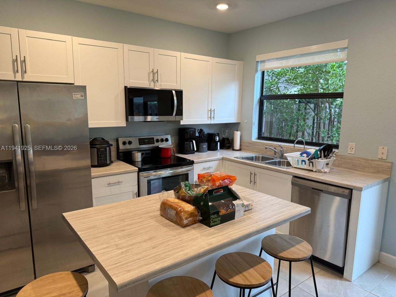 887 NE 211th St, Miami, FL 33179 Photo