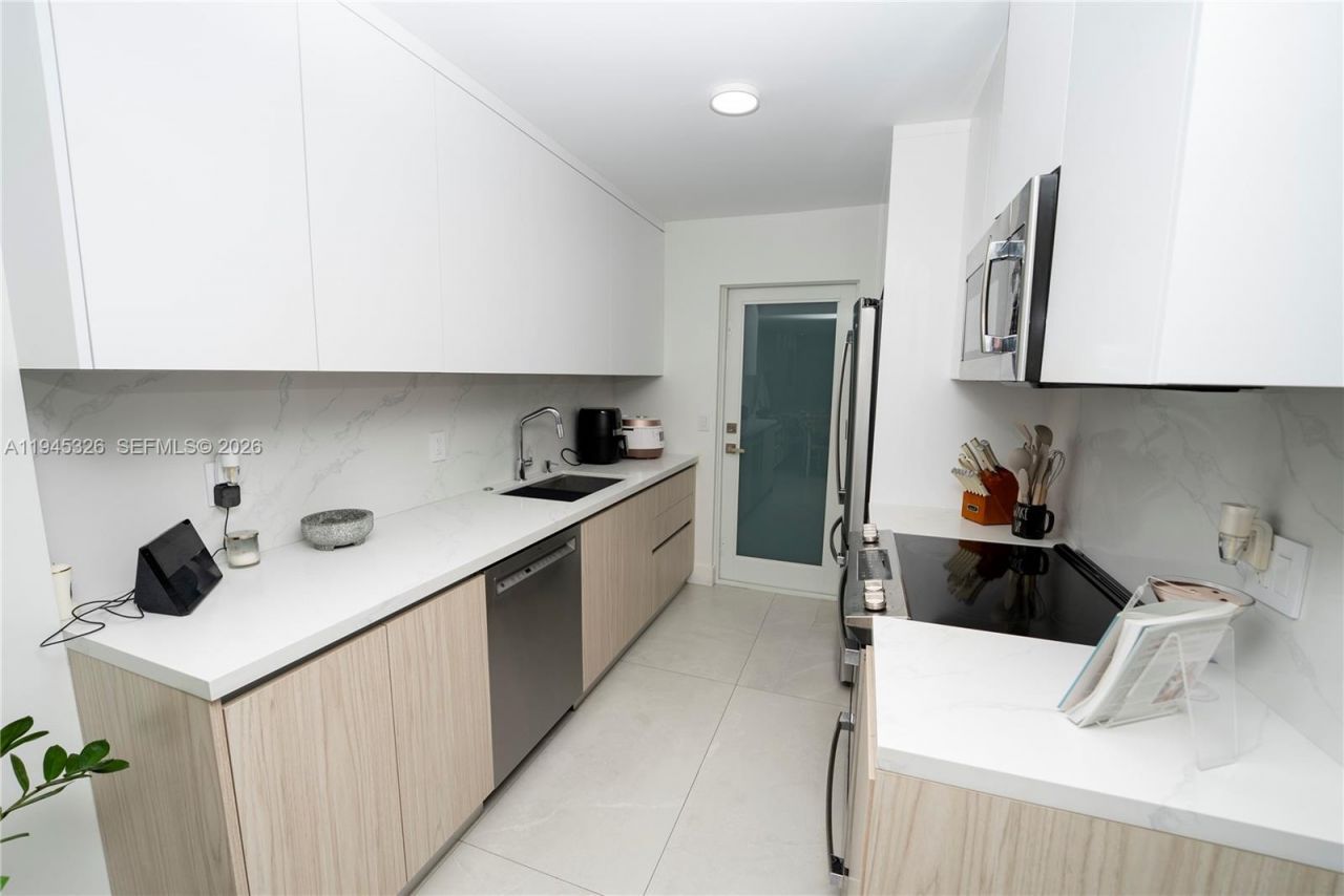 881 Ocean Dr, Unit TH15, Key Biscayne, FL 33149 Photo