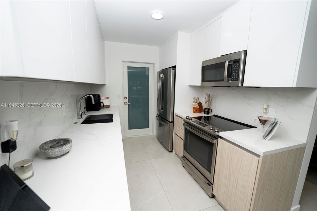 881 Ocean Dr, Unit TH15, Key Biscayne, FL 33149 Photo