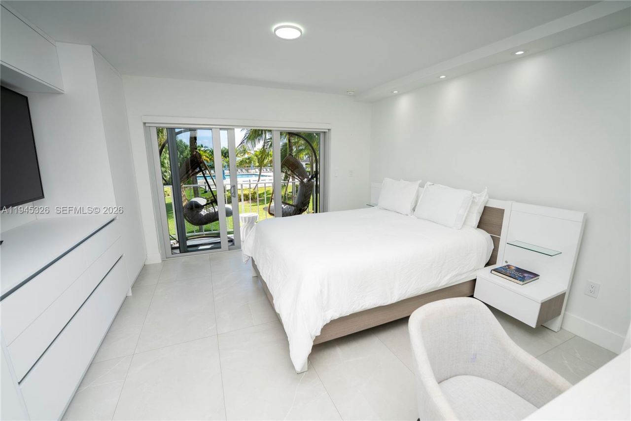 881 Ocean Dr, Unit TH15, Key Biscayne, FL 33149 Photo