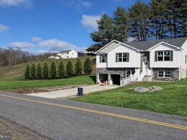 9 COUNTRY CLUB ROAD, ASHLAND, PA 17921