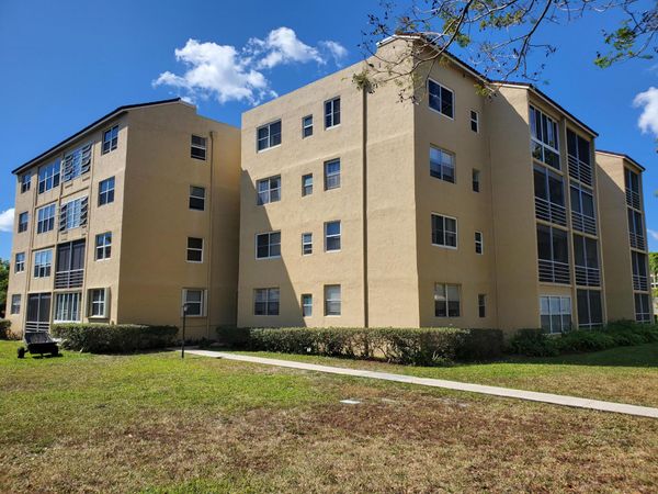 2811 Somerset Drive, Unit 404, Lauderdale Lakes, FL 33311