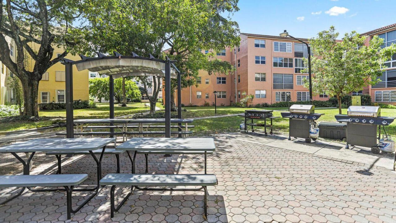 2811 Somerset Drive, Unit 404, Lauderdale Lakes, FL 33311 Photo