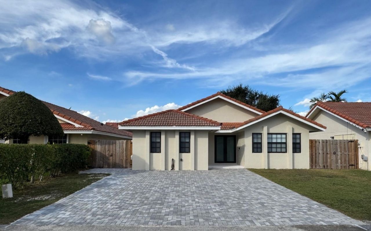 8455 NW 190th Terrace, Hialeah, FL 33015 Photo