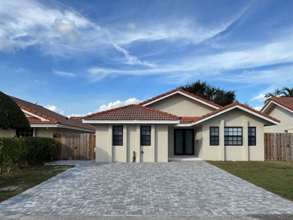 8455 NW 190th Terrace, Hialeah, FL 33015