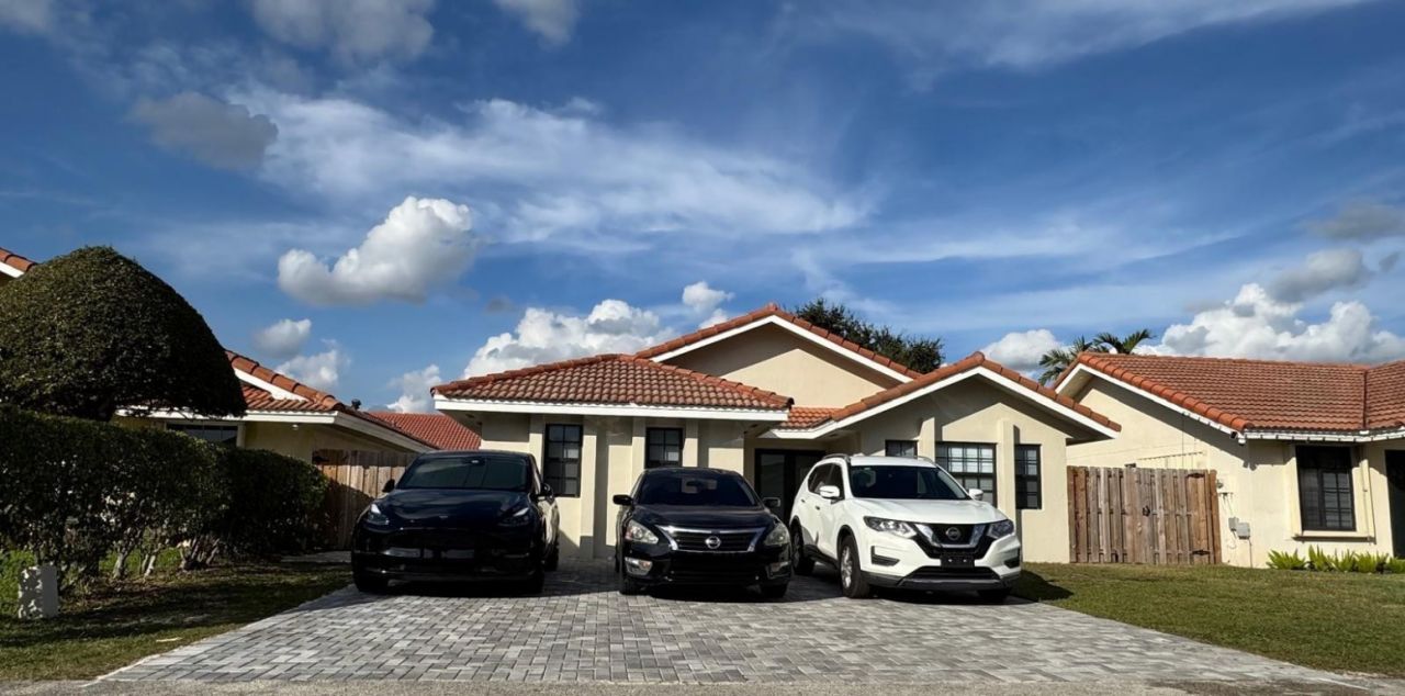 8455 NW 190th Terrace, Hialeah, FL 33015 Photo