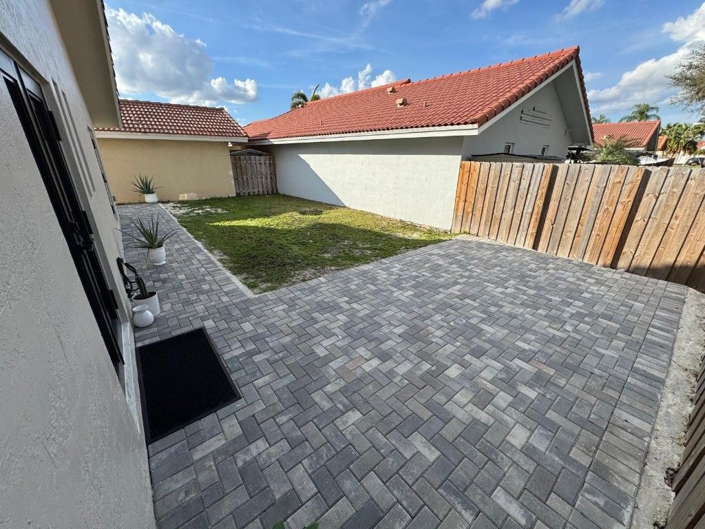 8455 NW 190th Terrace, Hialeah, FL 33015 Photo