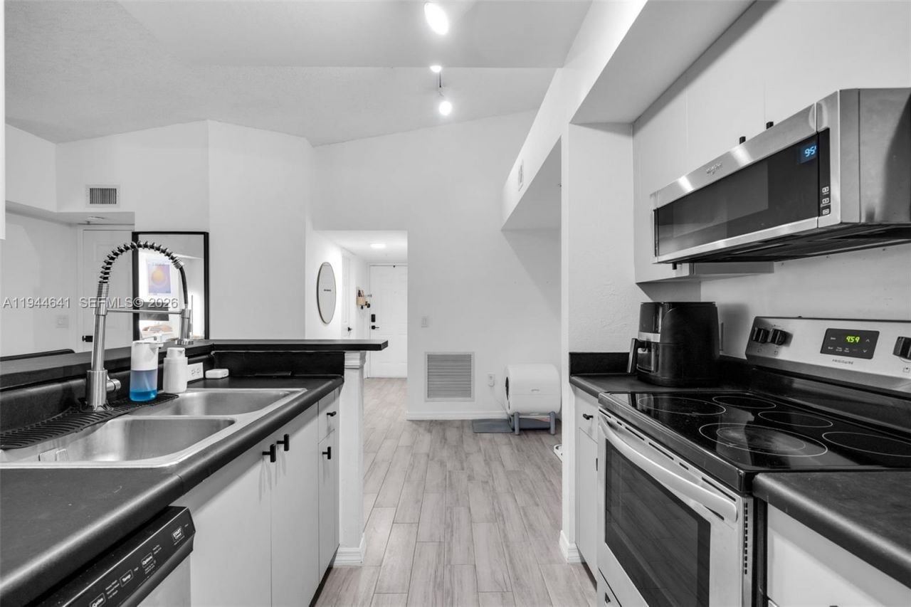 2457 Centergate Dr, Unit 306, Miramar, FL 33025 Photo