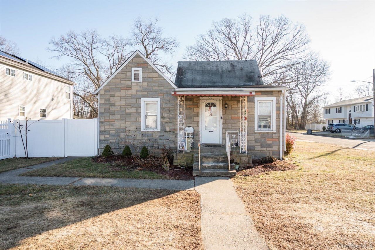 283 Washington Avenue, Amityville, NY 11701 Main Photo