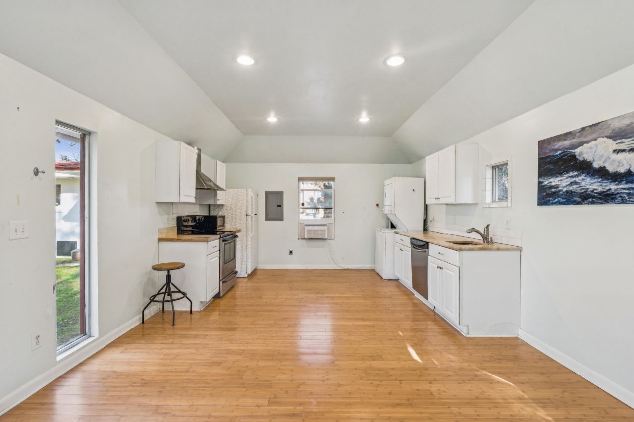 1683 Pearlott Street Photo 34