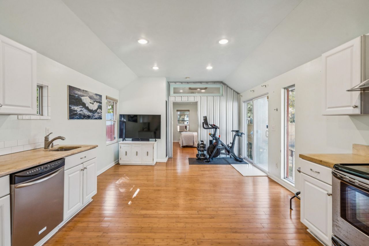 1683 Pearlott Street Photo 35