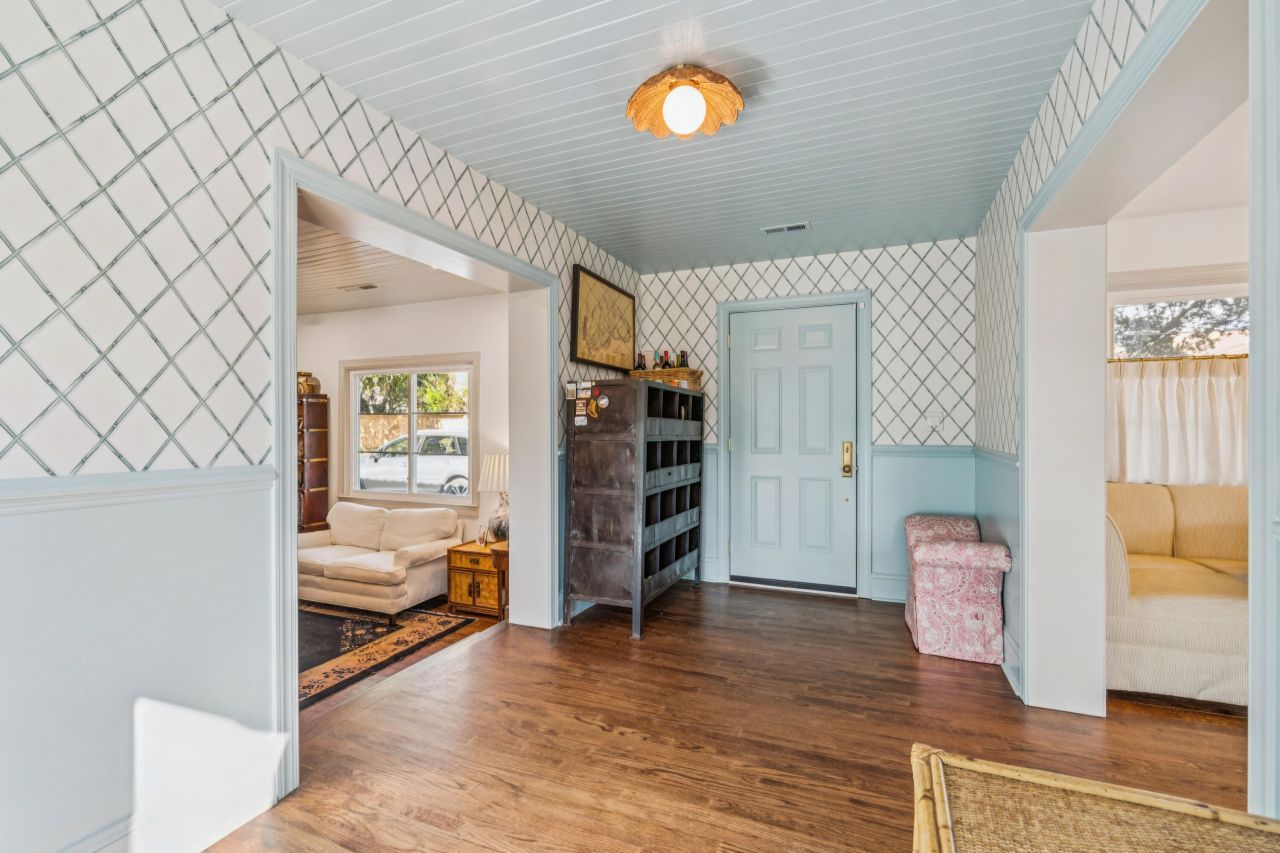 1683 Pearlott Street Photo 6