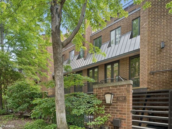 1327 N Sutton Place, Chicago, IL 60610