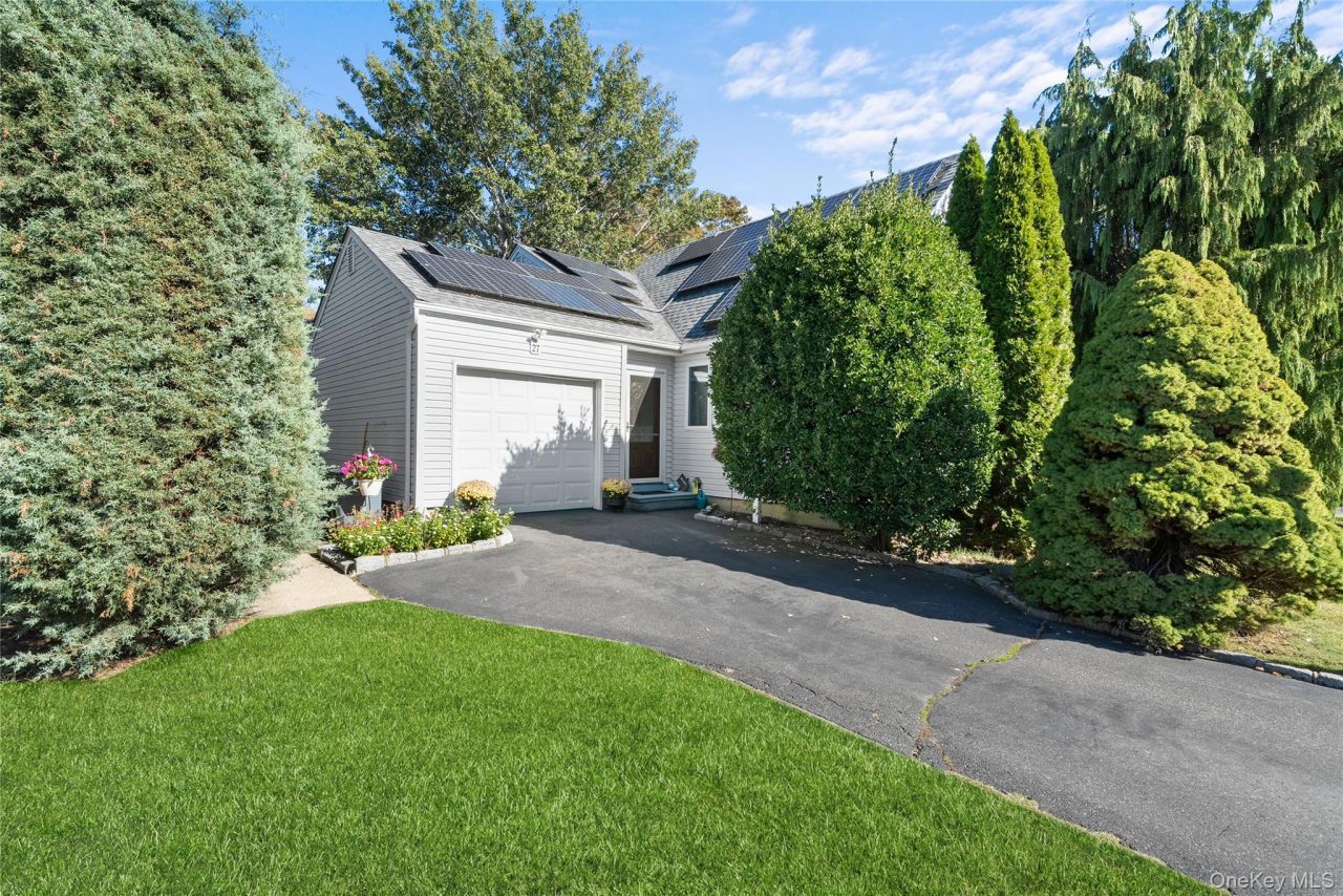 27 Gaylore Drive S, Amityville, NY 11701 Main Photo