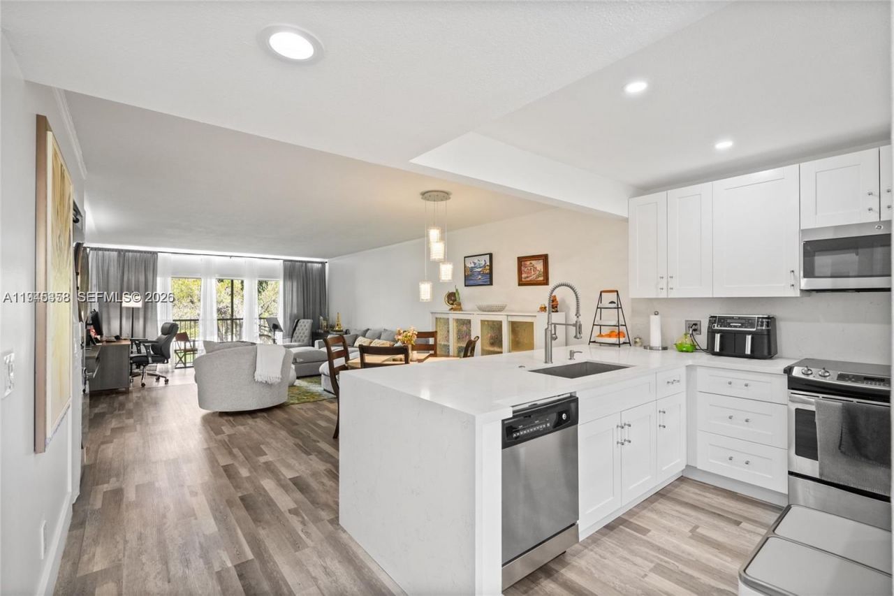 380 Racquet Club Rd, Unit 204, Weston, FL 33326 Photo