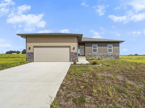 155 Paradise Blvd , Waterloo, IA 50701