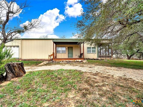 498 County Road 124, Floresville, TX 78114
