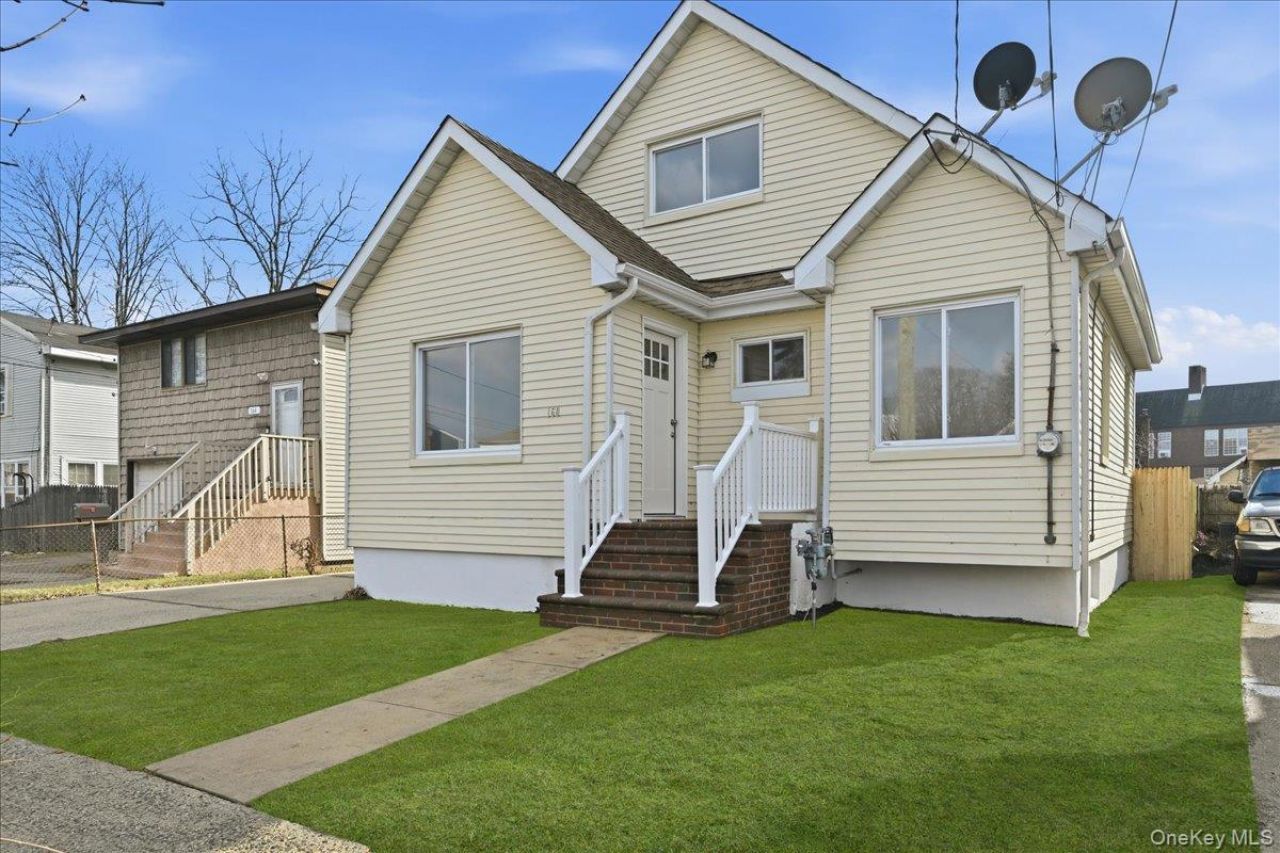 160 Argyle Avenue, Uniondale, NY 11553 Main Photo