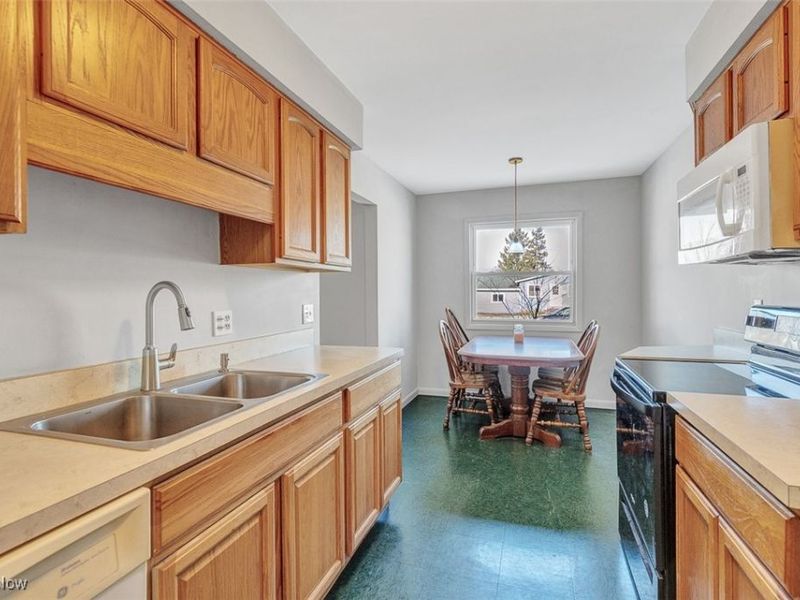 30350 Twin Lakes Drive, Wickliffe, OH 44092 Photo 12