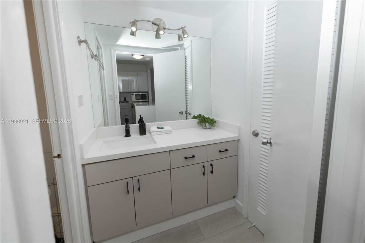 2301 Collins Ave, Unit 423, Miami Beach, FL 33139 Photo