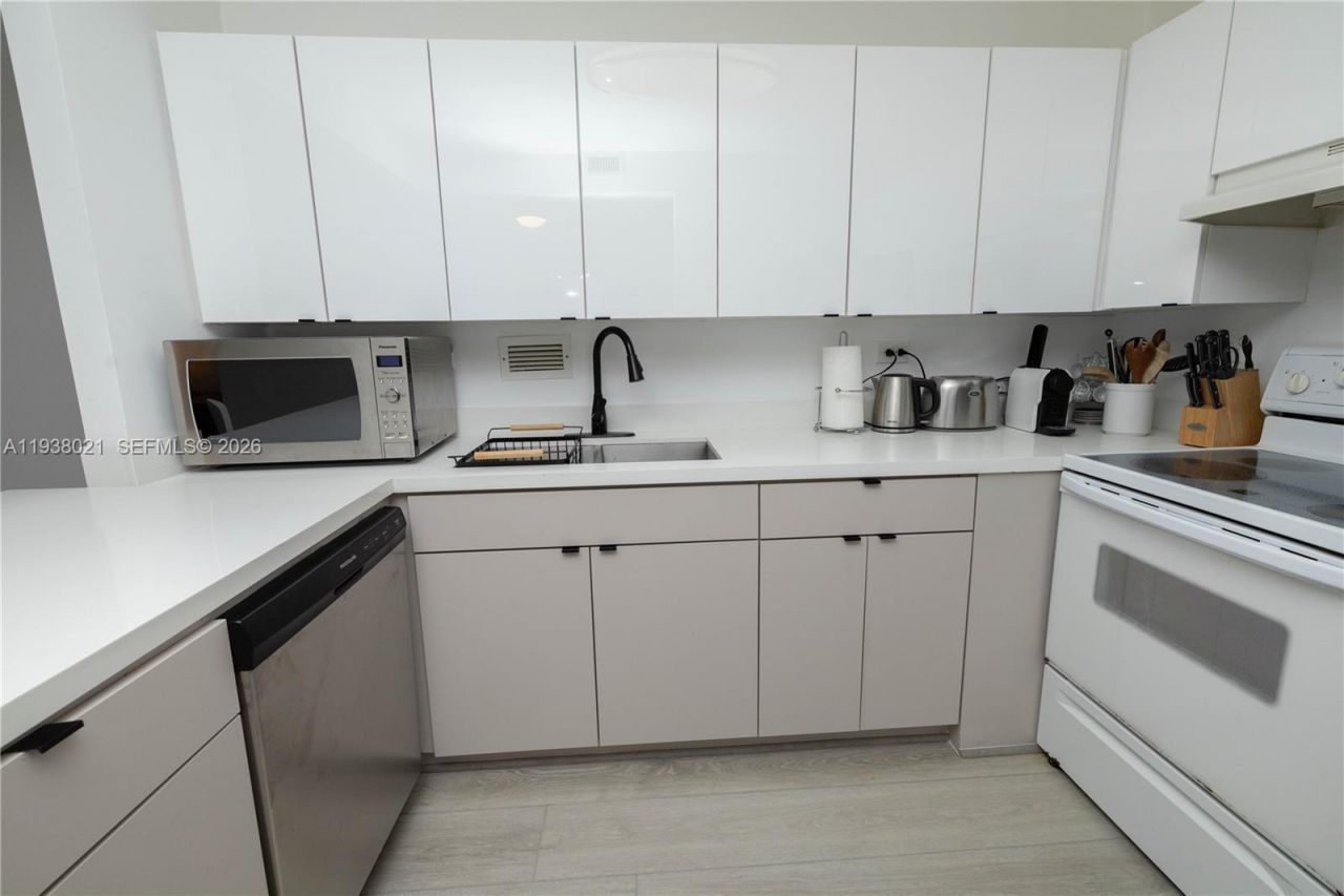 2301 Collins Ave, Unit 423, Miami Beach, FL 33139 Photo