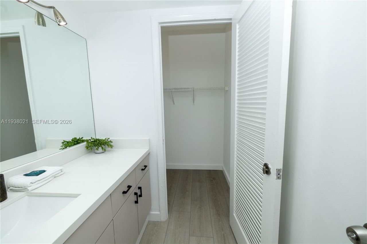 2301 Collins Ave, Unit 423, Miami Beach, FL 33139 Photo