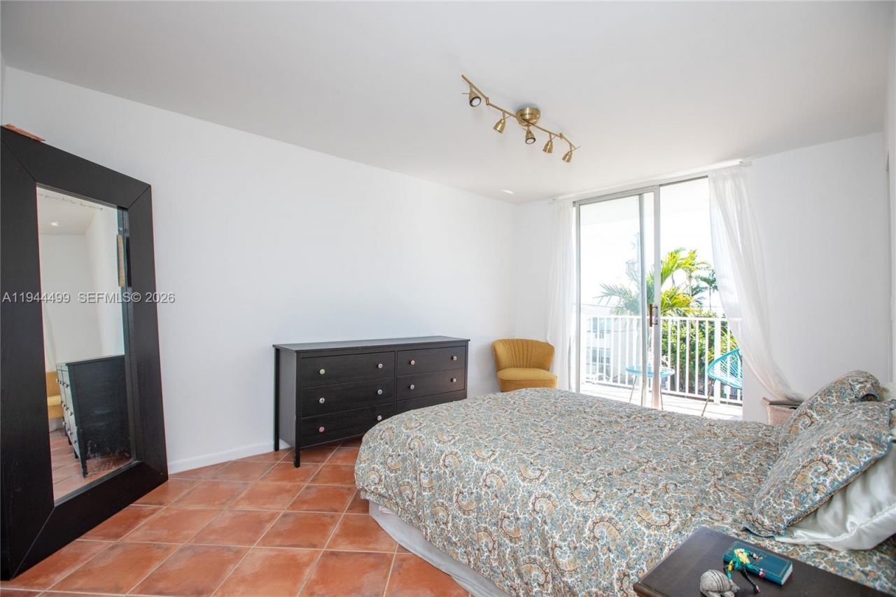 1801 S Treasure Dr , Unit 321, North Bay Village, FL 33141 Photo