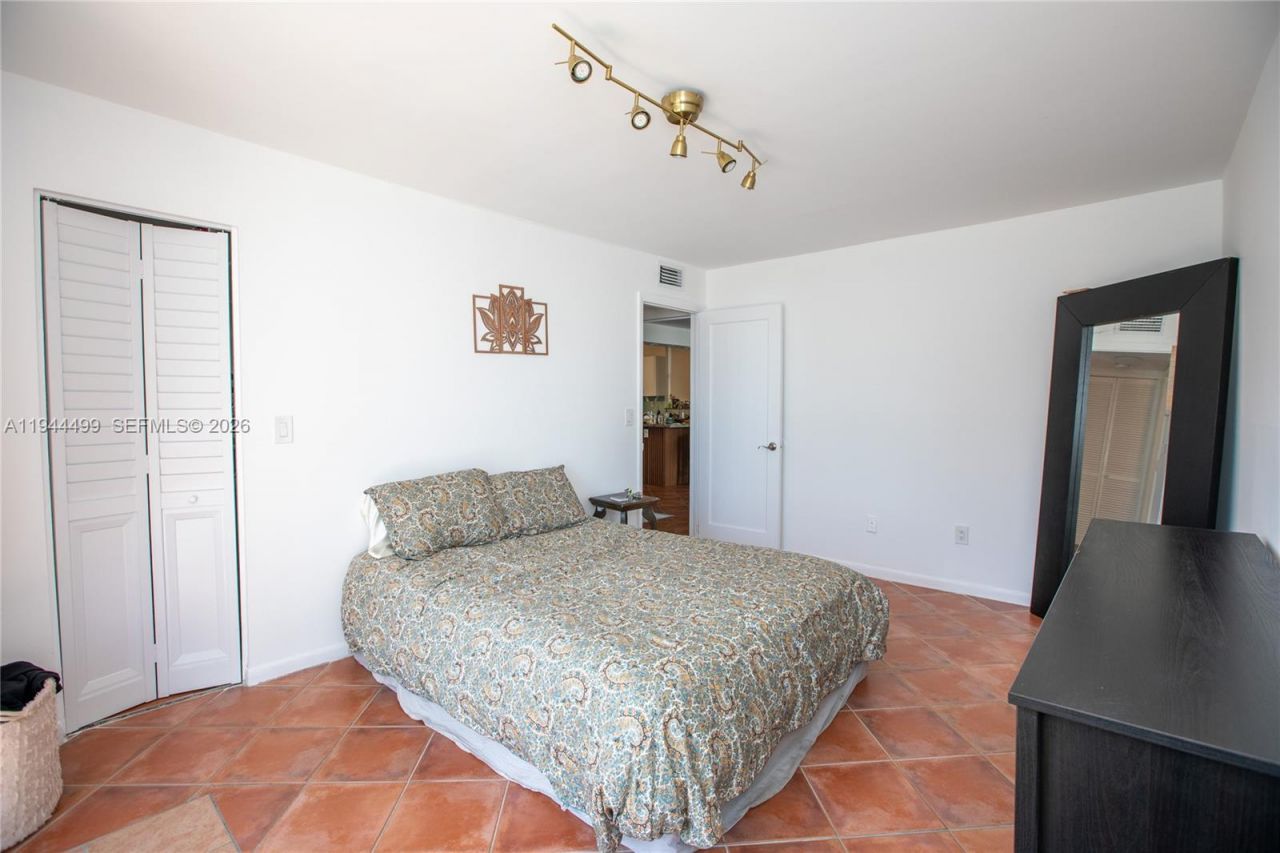 1801 S Treasure Dr , Unit 321, North Bay Village, FL 33141 Photo