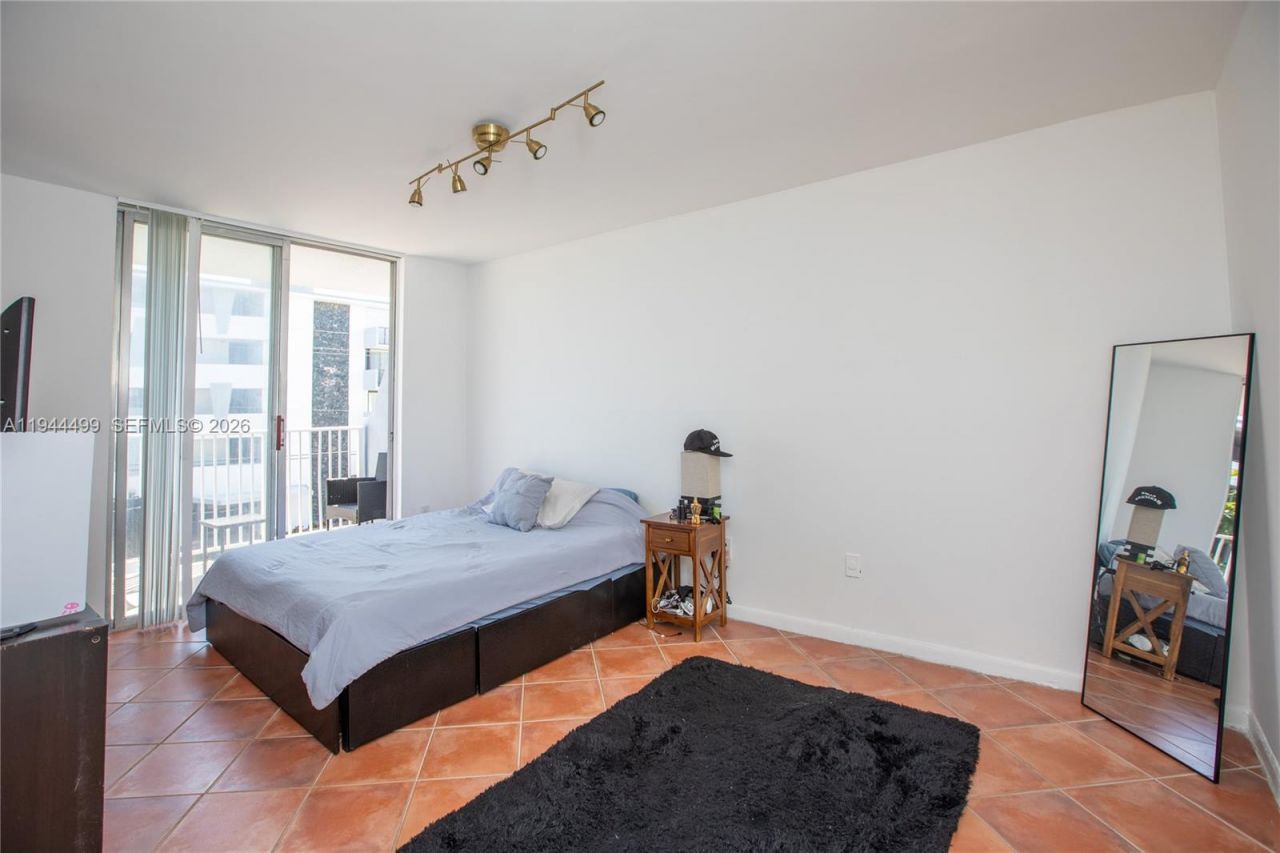 1801 S Treasure Dr , Unit 321, North Bay Village, FL 33141 Photo