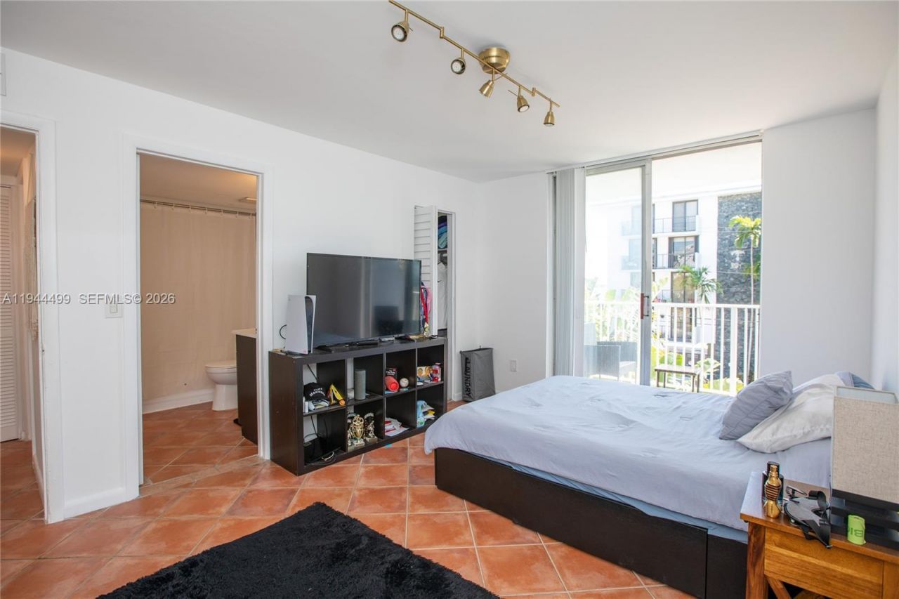 1801 S Treasure Dr , Unit 321, North Bay Village, FL 33141 Photo