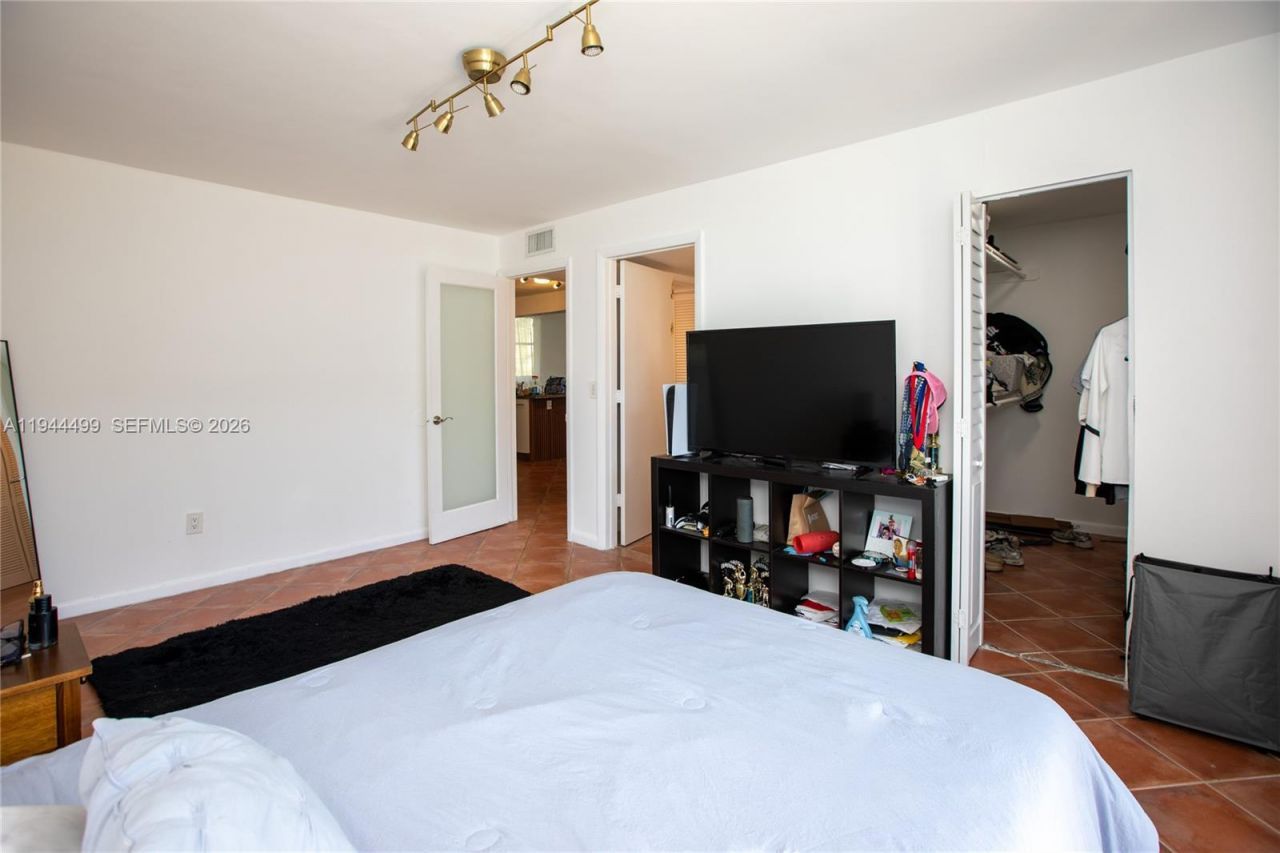 1801 S Treasure Dr , Unit 321, North Bay Village, FL 33141 Photo