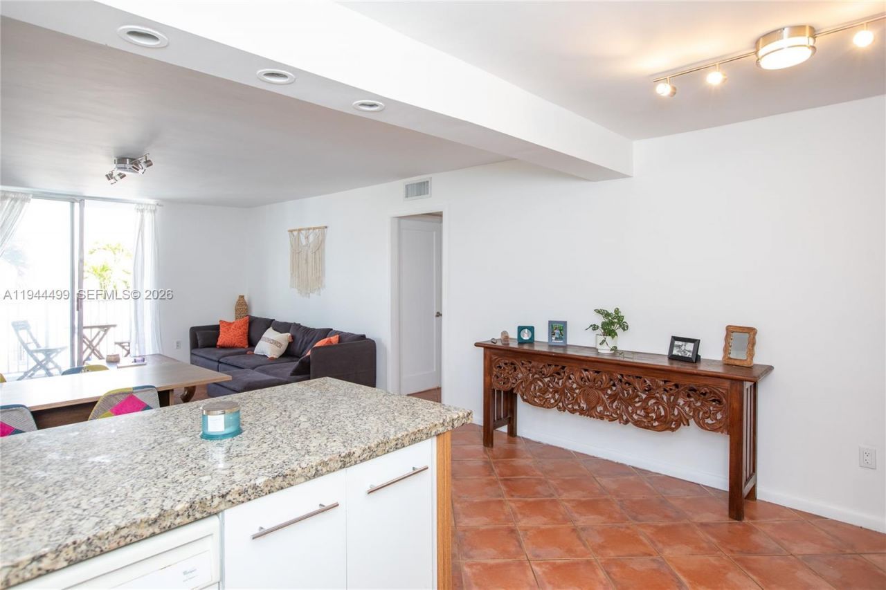 1801 S Treasure Dr , Unit 321, North Bay Village, FL 33141 Photo