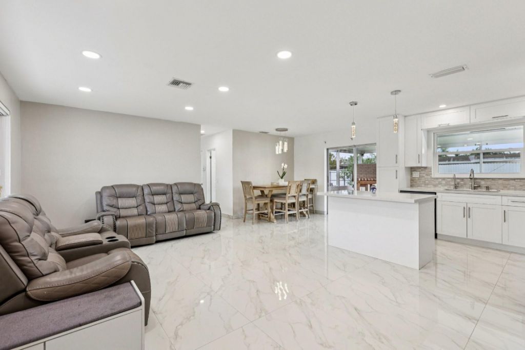 8700 NW 11th Street, Pembroke Pines, FL 33024 Photo