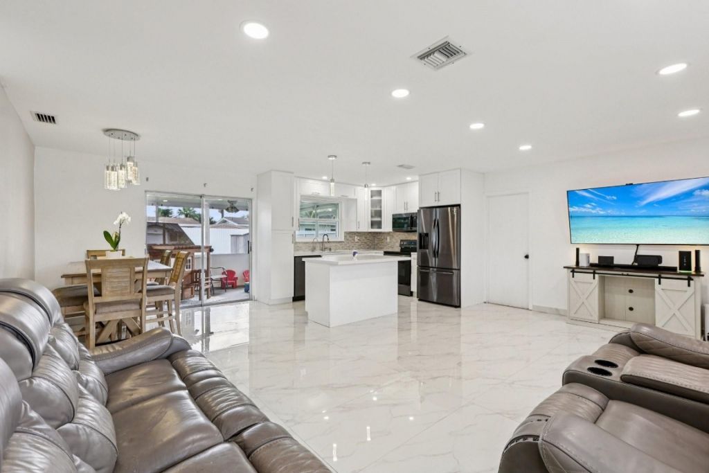 8700 NW 11th Street, Pembroke Pines, FL 33024 Photo