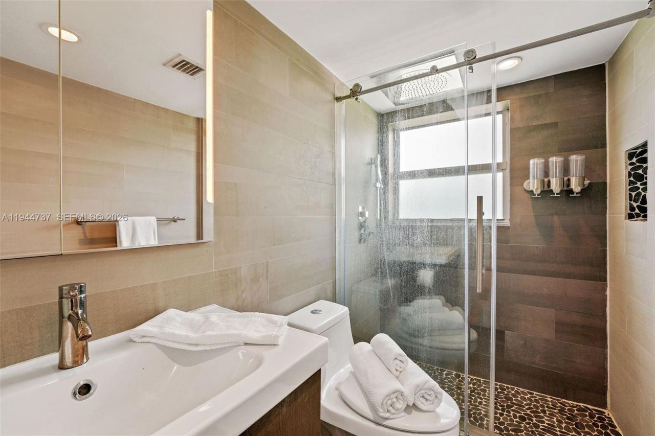 1881 Washington Ave, Unit 5H, Miami Beach, FL 33139 Photo