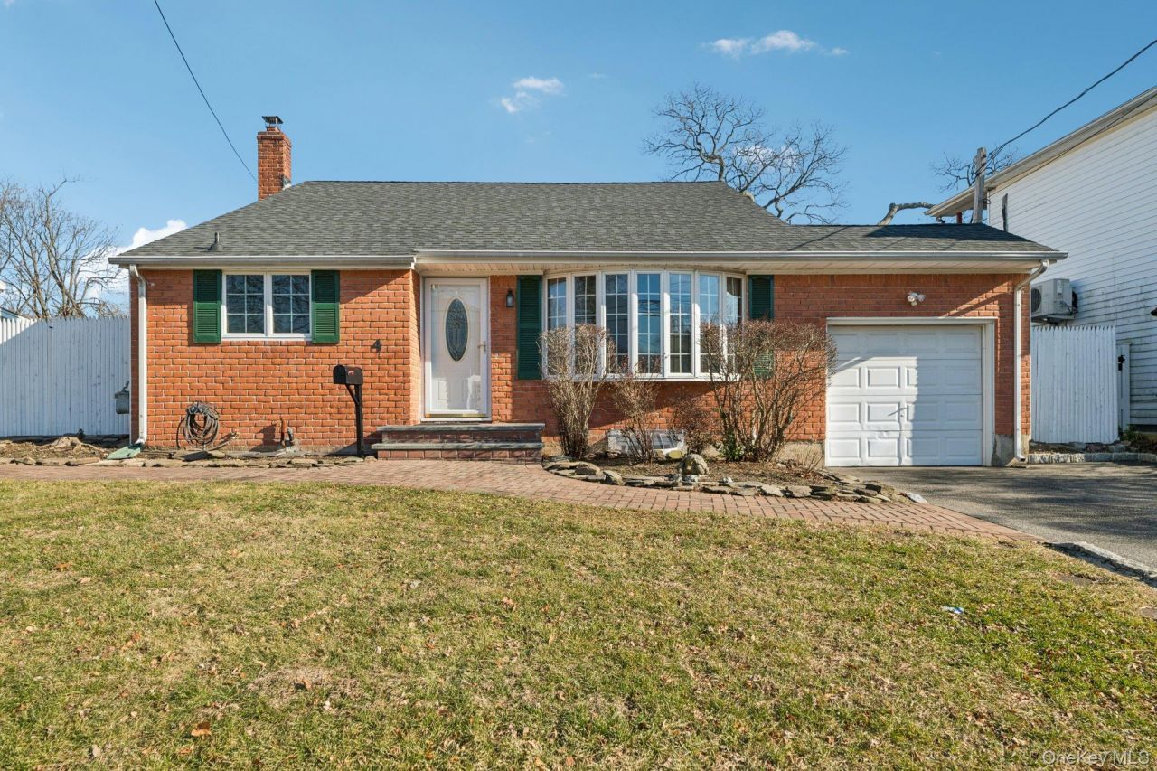 4 Oakley Drive, Huntington Station, NY 11746 Main Photo