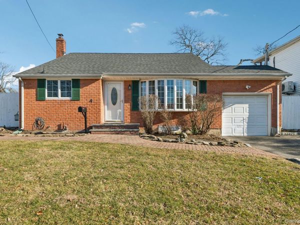 4 Oakley Drive, Huntington Station, NY 11746