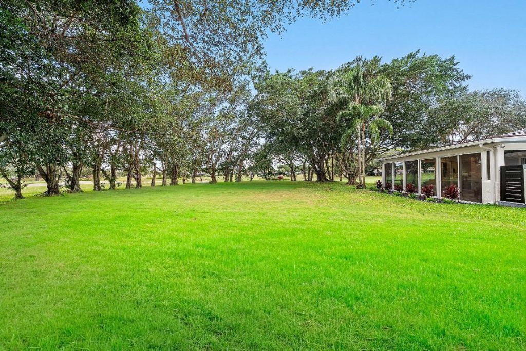 24 Oaks Lane, Boynton Beach, FL 33436 Photo