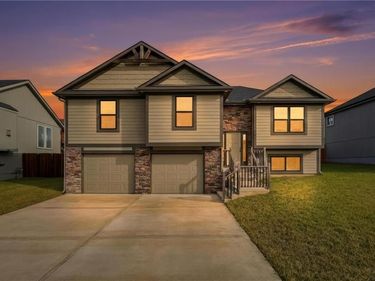 507 SW Meadowood Drive, Grain Valley, MO 64029