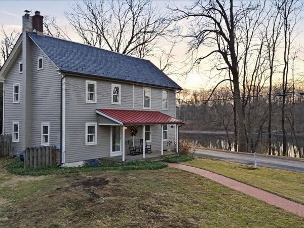 17 Old River Rd, Holland, NJ 08848