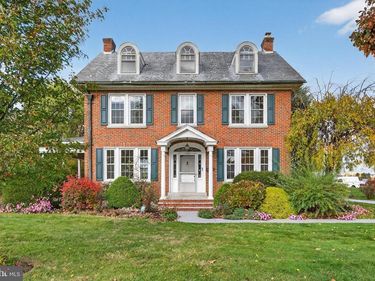 379 E MAIN STREET, LEOLA, PA 17540