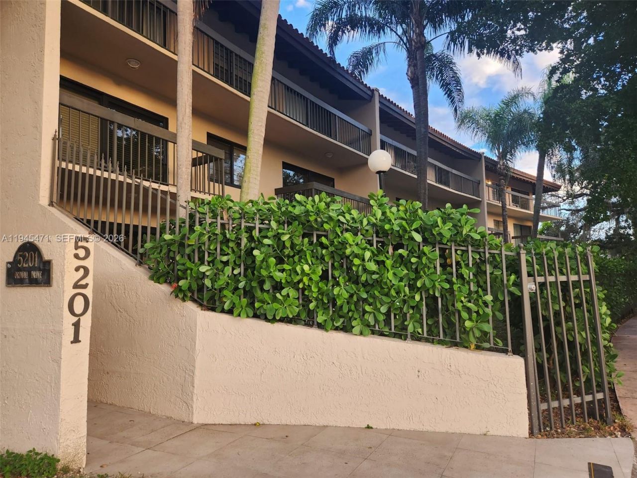 5201 Orduna Dr, Unit 14, Coral Gables, FL 33146 Photo