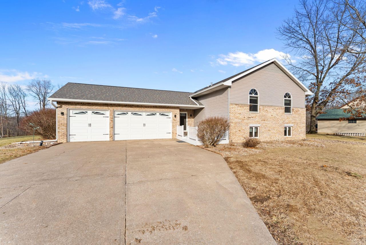 211 Eagle Ridge Rd, Muscatine, IA 52761 Main Photo