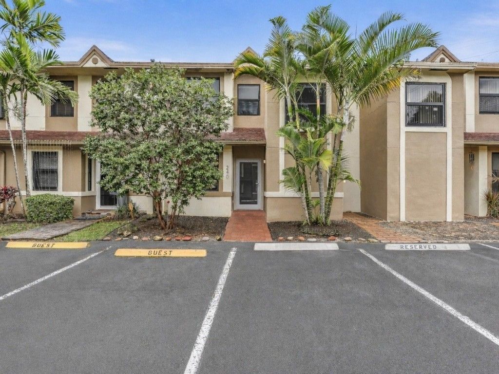 240 City View Dr, Unit 240, Fort Lauderdale, FL 33311 Main Photo