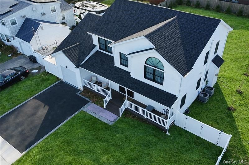 551 Grand Avenue, Lindenhurst, NY 11757 Main Photo