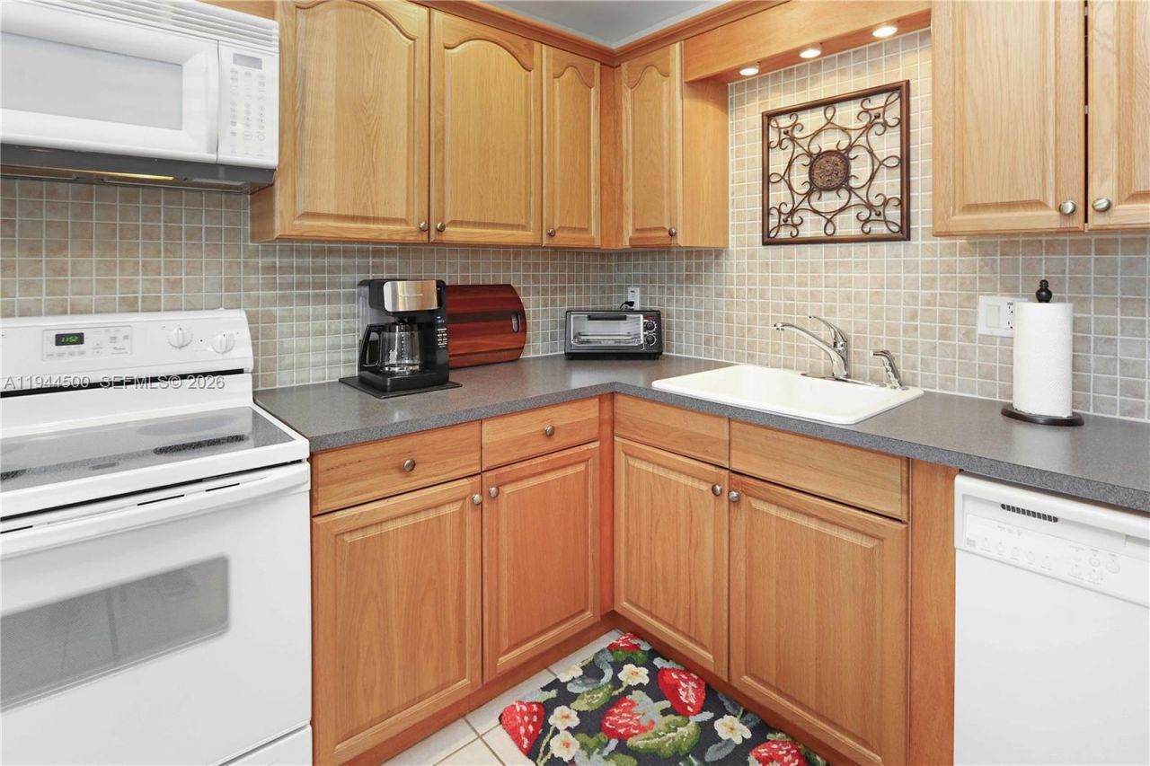 1425 Atlantic Shores Blvd, Unit 110, Hallandale Beach, FL 33009 Photo