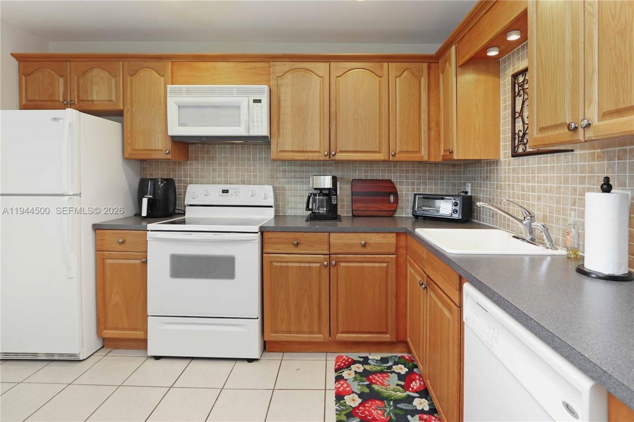 1425 Atlantic Shores Blvd, Unit 110, Hallandale Beach, FL 33009 Photo