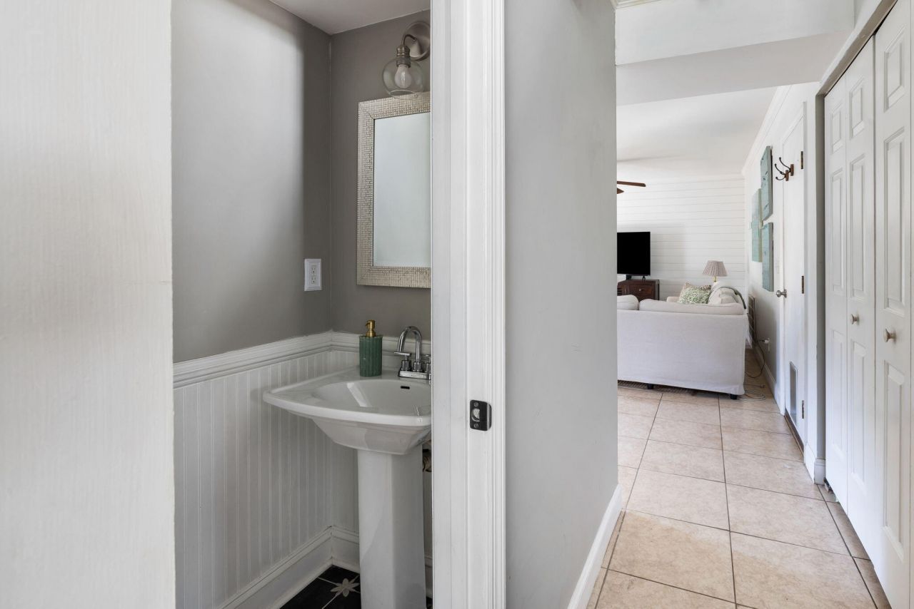 1975 Tison Lane Photo 10